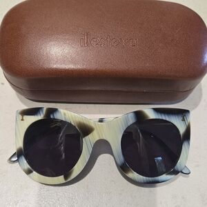 Illesteva Black and Cream Sunglasses